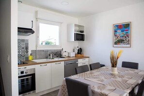 Fridge, microwave, oven, dishwasher - Villa 8 pers climatisée avec terrasse proche mer (Sainte-Marie-la-Mer)