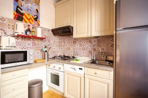 Fridge, microwave, oven, stovetop - T2 en plein cœur du village & terrasse privée (Collioure)