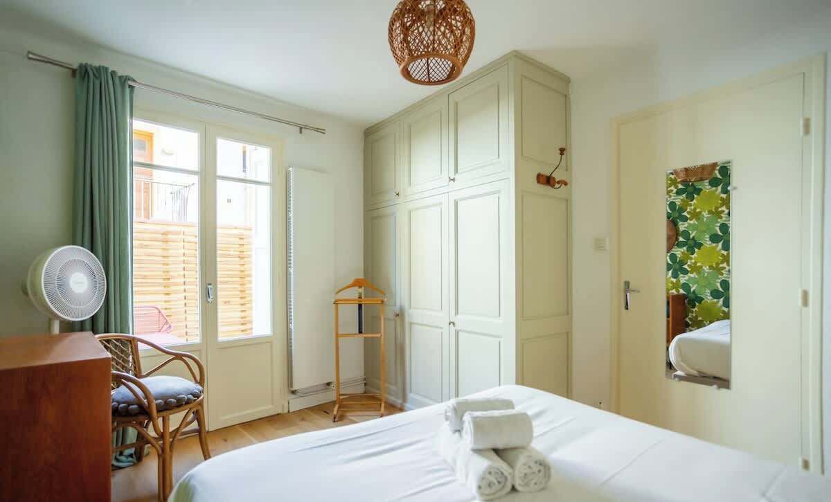 Iron/ironing board, travel cot, WiFi, bed sheets