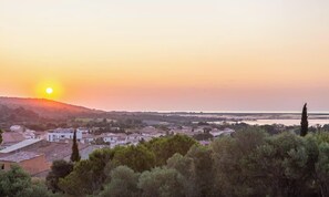 A coastal town at sunset with buildings, trees, and a clear view of the sea. - La Terrasse d'Azur – Vue Mer, Jardin & Parking (La Palme)