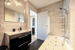 Shower, hair dryer, towels, shampoo - Vue mer & terrasse 5 pers, proche plage et centre (Nice)