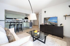 TV, offices - Vue mer & terrasse 5 pers, proche plage et centre (Nice)