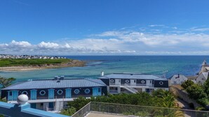A coastal view with buildings, a clear sky, and the sea. - Family Escape near Trescadec (Audierne)