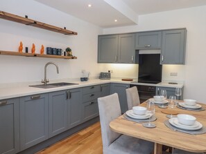 Dishwasher, cookware/dishes/utensils - Hares Cottage (Torquay)
