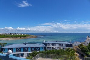 A coastal view with buildings, a clear sky, and the sea. - Seaside Apartment with Ocean Views (Audierne)
