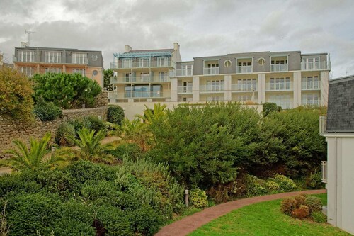 Oceanfront Escape for 6–7 Guests