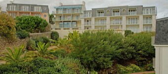 Oceanfront Escape for 6–7 Guests