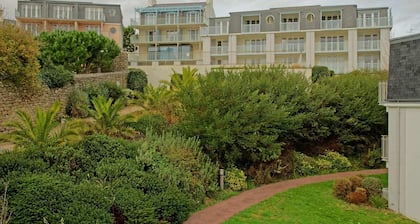 Oceanfront Escape for 6–7 Guests