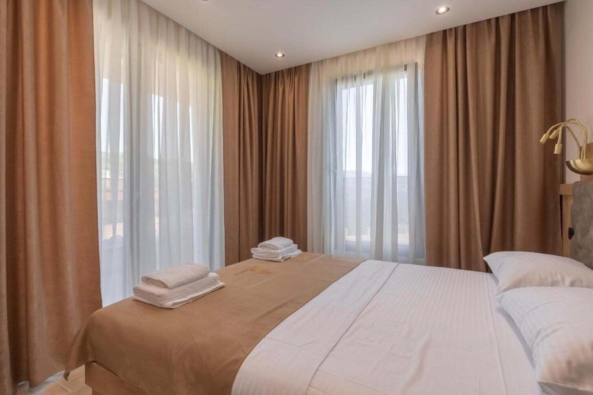 Cuna de viaje, wifi gratis, ropa de cama