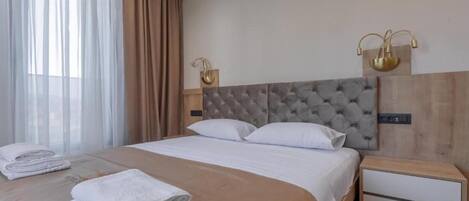 Travel cot, free WiFi, bed sheets