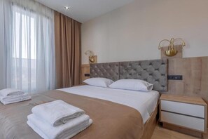 Cuna de viaje, wifi gratis, ropa de cama
