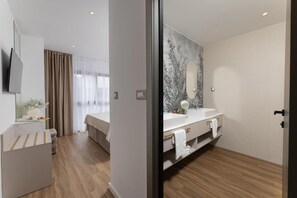 Schreibtisch, Reisekinderbett, kostenloses WLAN, Bettwäsche