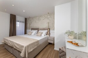 Schreibtisch, Reisekinderbett, kostenloses WLAN, Bettwäsche