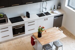 Kylskåp, ugn, diskmaskin och kaffe- och tebryggare