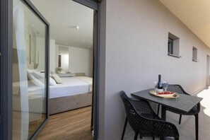 Desk, travel cot, free WiFi, bed sheets - Sunday Deluxe Double Room with Balcony (Split)