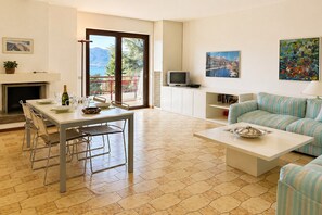 Smart TV, fireplace - Spacious Apartment in Luino for 5 (Luino)