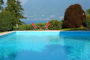 Pool - Spacious Apartment in Luino for 5 (Luino)