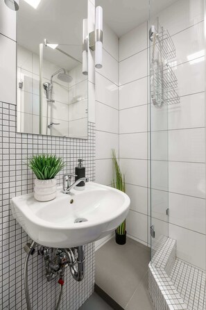 Douche, sèche-cheveux, serviettes fournies
