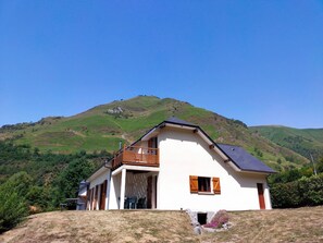 A white building with a balcony, a mountain in the background, and a clear sky. - Family home in the mountains, in the Ossau Valley (Béost) (Béost)