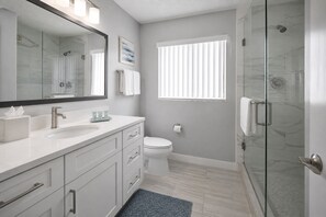 Hair dryer, bidet, towels, soap - Tranquil 2BR Toronto Retreat with Sofa Bed. Easy Access to Downtown! (Toronto)