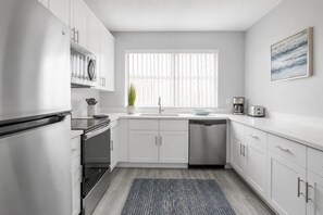Private kitchen - Tranquil 2BR Toronto Retreat with Sofa Bed. Easy Access to Downtown! (Toronto)