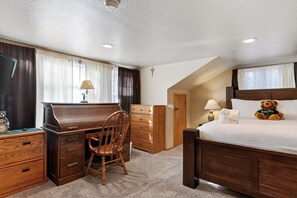 Free WiFi, bed sheets - Game Room + Arcade + Hot Tub + Cozy Cabin | Lake + Ski Access | The Nut House (Big Bear)