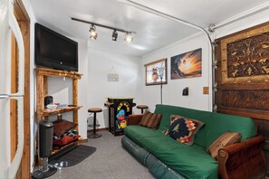 Smart TV, fireplace, video games, table football - Game Room + Arcade + Hot Tub + Cozy Cabin | Lake + Ski Access | The Nut House (Big Bear)