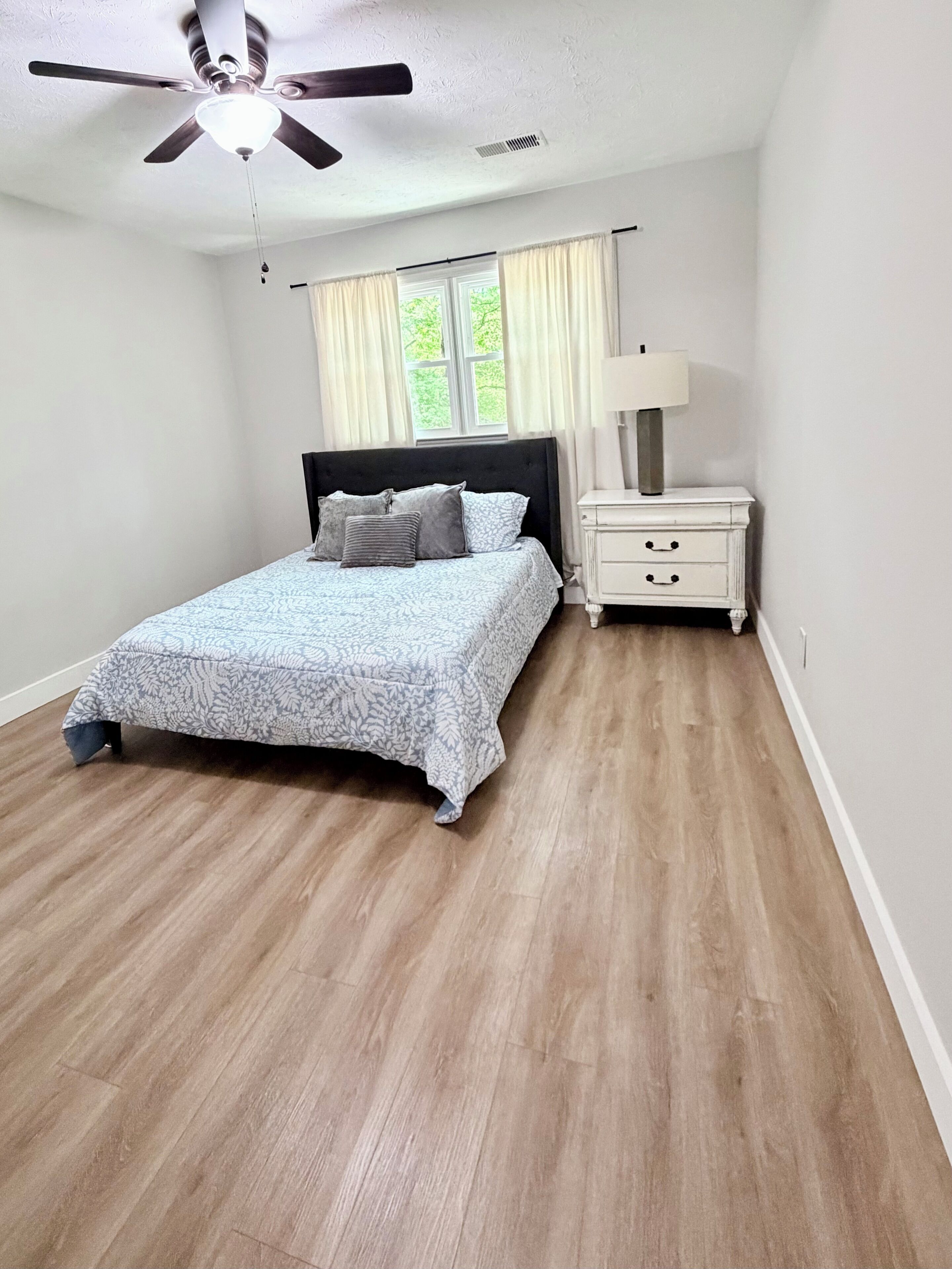 4 habitaciones, tabla de planchar con plancha, cuna de viaje y wifi 
