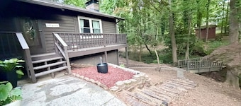 Spacious Luxury Charming 4-bedroom2/5 baths, Creek View, Game Room in Marietta