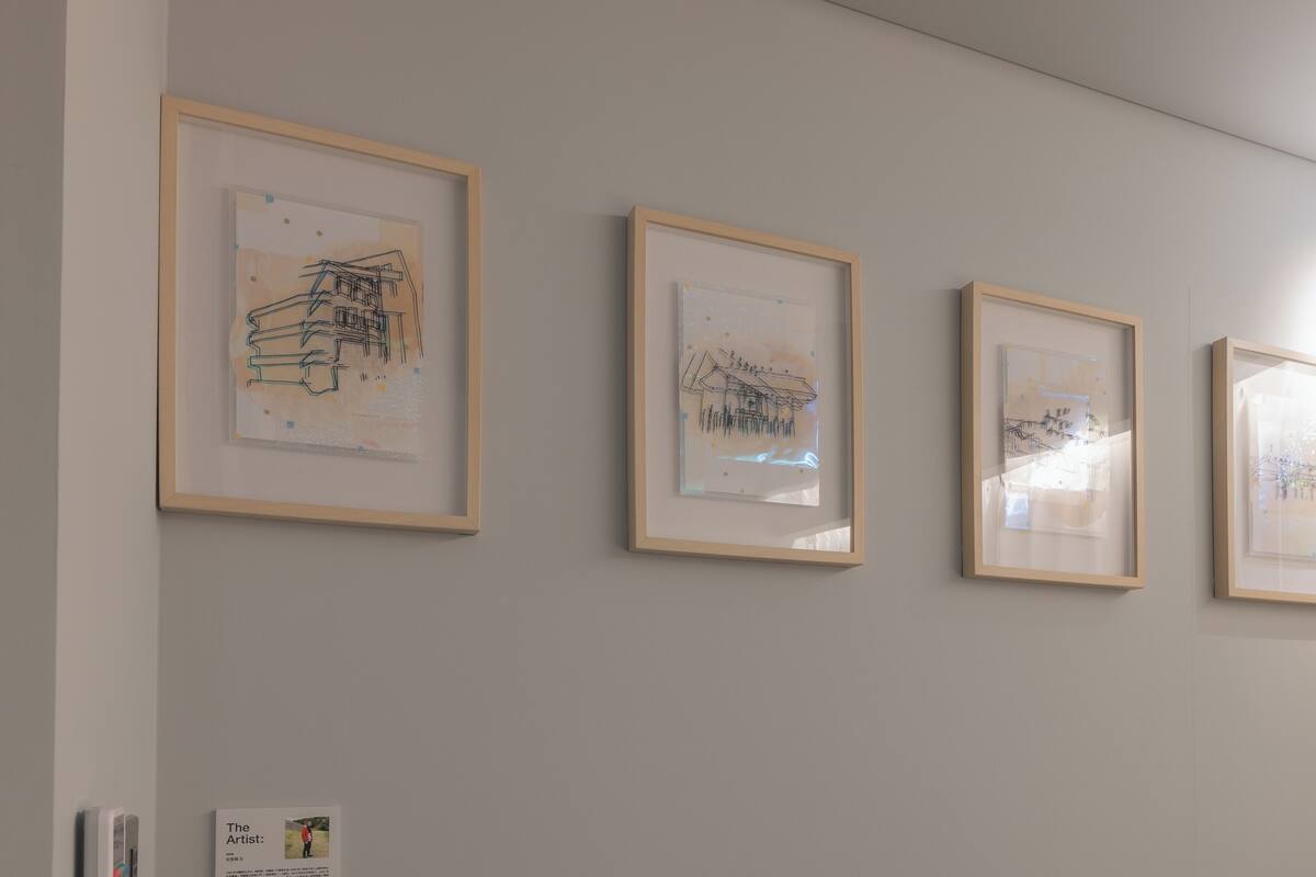 Eine Galerie mit gerahmten Kunstwerken an der Wand.