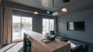 Chambre quadruple luxueuse, balcon, vue sur la ville | Aire de séjour
