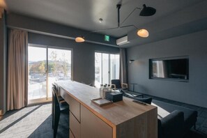 Luxury Quadruple Room, Balcony, City View | Living area