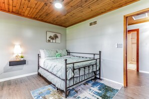 Tabla de planchar con plancha, wifi y ropa de cama 