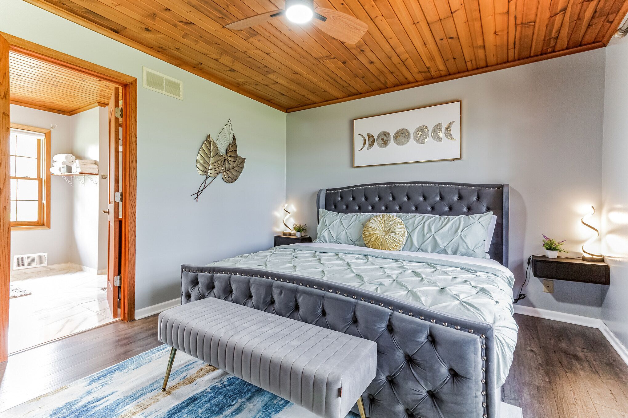 Tabla de planchar con plancha, wifi, ropa de cama