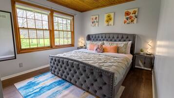 5 bedrooms, iron/ironing board, WiFi, bed sheets