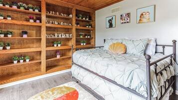 Tabla de planchar con plancha, wifi y ropa de cama