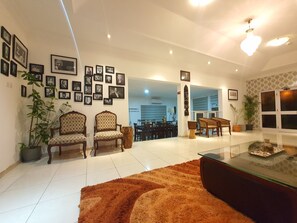 Lobby -  positioned in the heart of Accra, you're just 7 minutes from the airport (Accra)