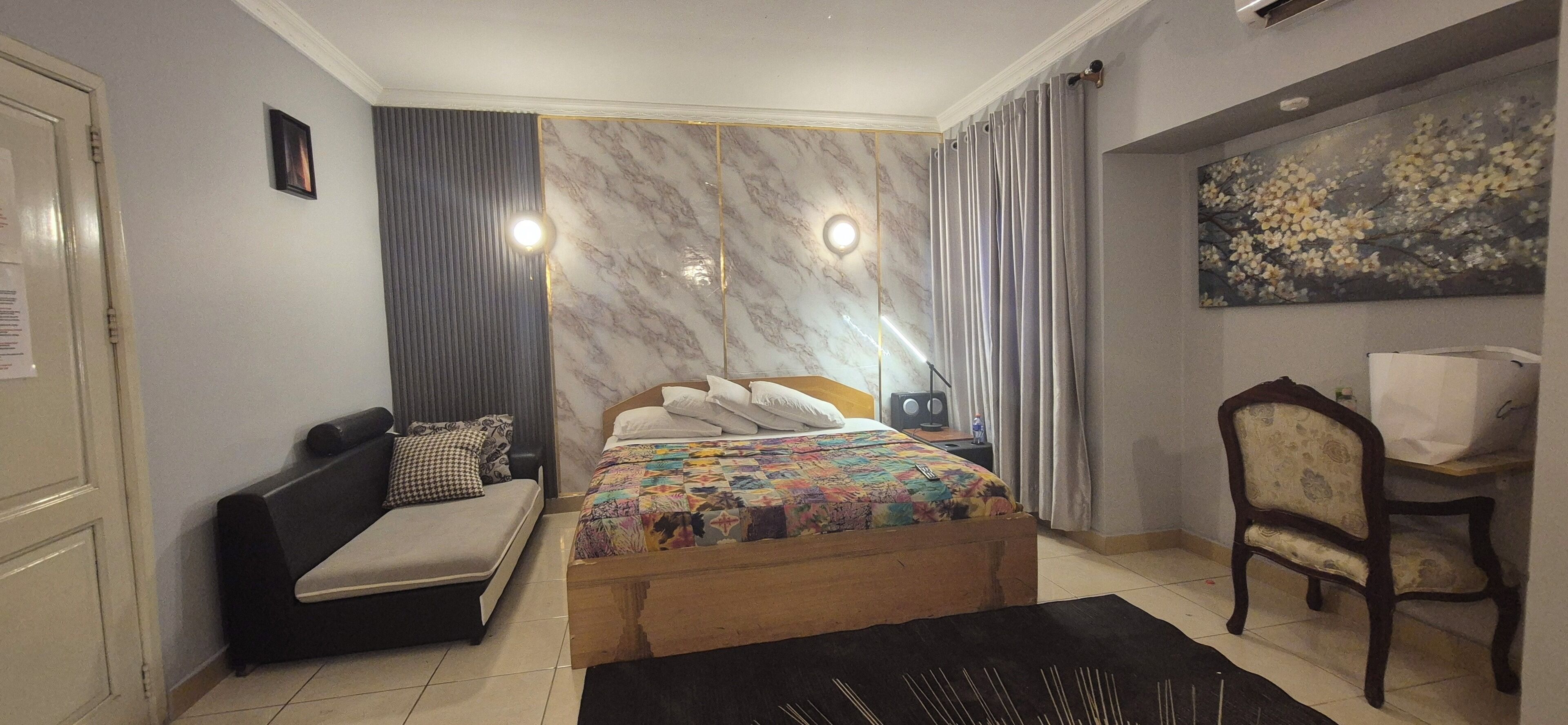 Iron/ironing board, internet, bed sheets
