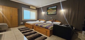 Room -  positioned in the heart of Accra, you're just 7 minutes from the airport (Accra)