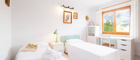 Iron/ironing board, WiFi, bed sheets