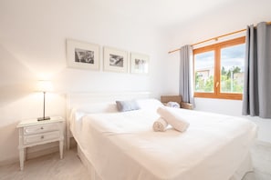 Tabla de planchar con plancha, wifi y ropa de cama 