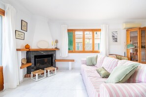 TV, fireplace, stereo - Villa 'Mimosa' with Sea View, Wi-Fi and Air Conditioning (S'Estanyol)