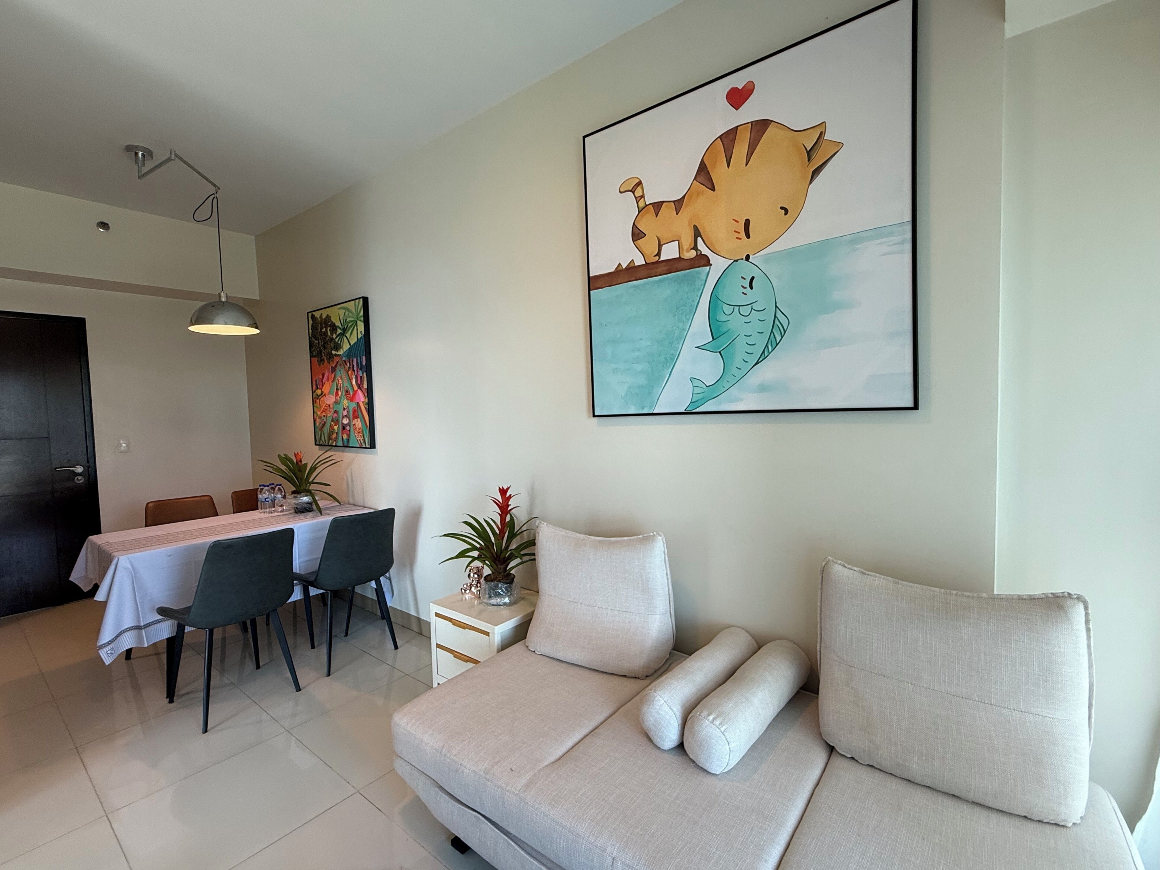 Luxury Apartment, Balcony, Bay View | Living area