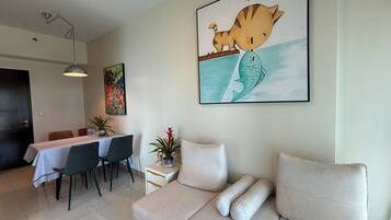 Luxury Apartment, Balcony, Bay View | Living area