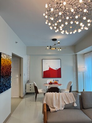 Iron/ironing board, free WiFi - Playful 1BR Bayview Near Okada & MOA (Parañaque)