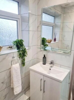 Bathroom - Stylish Chelmsford Stay – Modern 2-Bed Home for Work & Relaxation (Chelmsford)