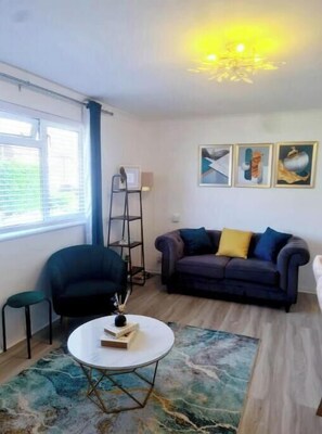 Living area - Stylish Chelmsford Stay – Modern 2-Bed Home for Work & Relaxation (Chelmsford)