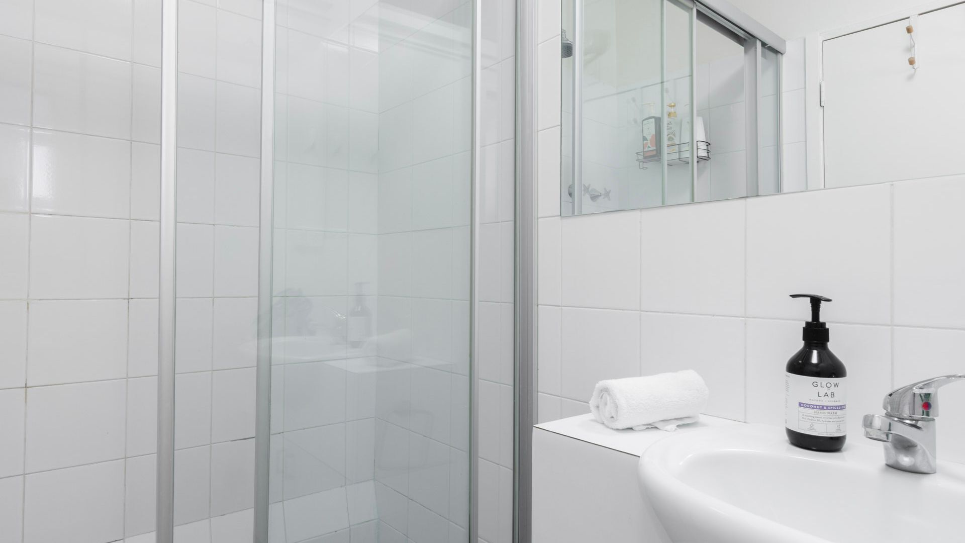Douche, séchoir à cheveux, serviettes fournies