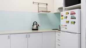Réfrigérateur, micro-ondes, plaque de cuisson, grille-pain