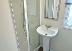 Bathroom - A three bedroom 12ft wide holiday caravan with one double and two twins. (Morpeth)